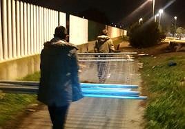 Sorprenden a un hombre y su hijo robando vallados en Sevilla y los obligan a volver a colocarlos