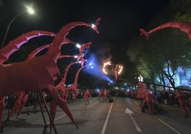 Danza de jirafas en el Paseo Colón, en imágenes