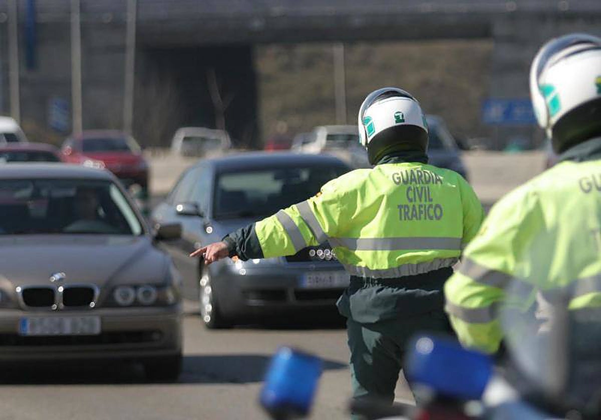 Un agente de la Guardia Civil durante un control de tráfico