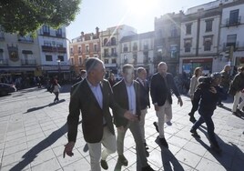 El paseo de Juanma Moreno y José Luis Sanz por Triana para brindar por el año electoral