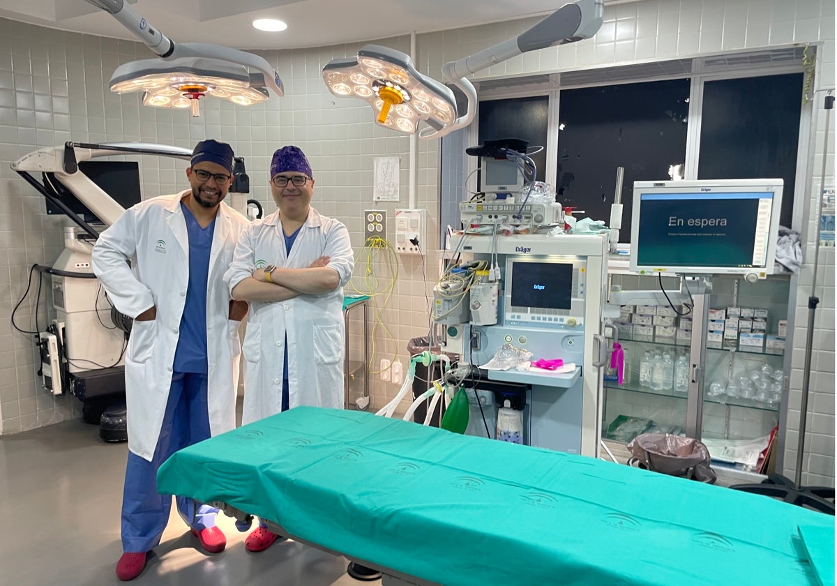 Los neurocirujanos Aex Yahver Meza y Antonio López en el Hospital Virgen del Rocío de Sevilla