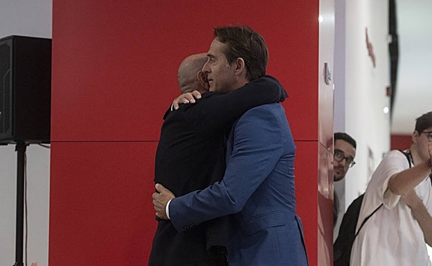 Monchi y Lopetegui se abrazan en la despedida del técnico