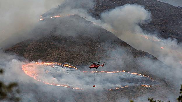 Bomberos trabajando en la extinción de un fuego