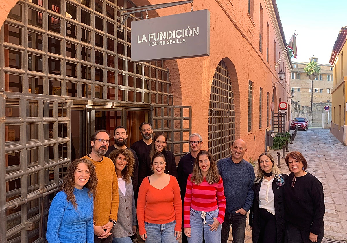 Equipos de ambos teatros en la puerta de La Fundición