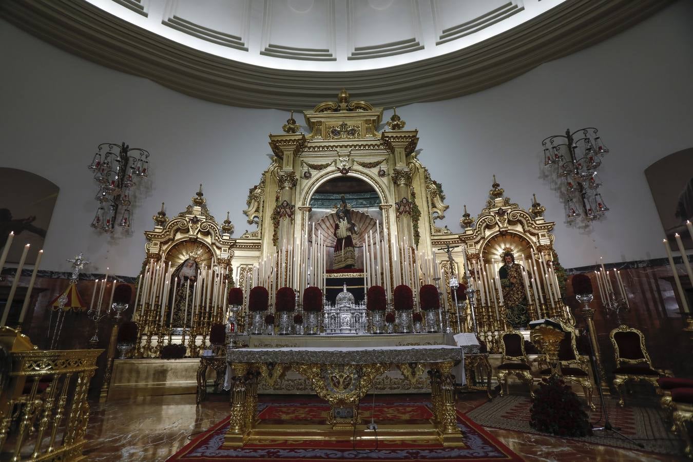 La basílica de San Lorenzo se llenó este domingo para celebrar el inicio del Quinario del Gran Poder
