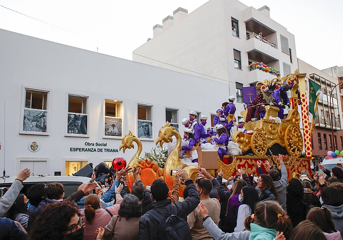 La Cabalgata de Reyes Magos de Triana, durante su recorrido en 2022