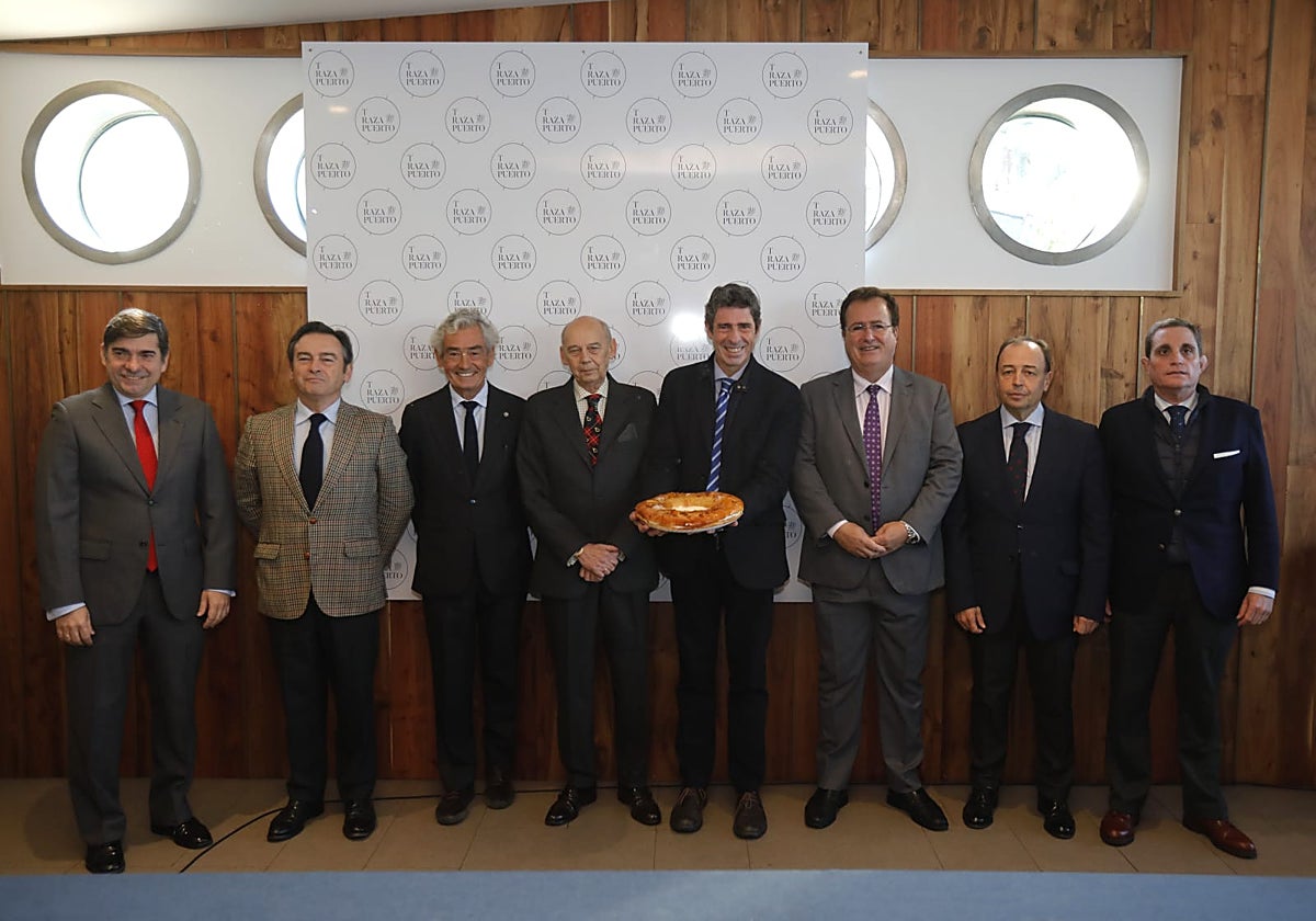 De izquierda a derecha, Alejandro Marchena, que encarnará al rey Baltasar; Luis Bolaños, rey Melchor; José María Pacheco, rey Gaspar; Emilio Boja, presidente del Ateneo; José Ignacio de Rojas, director del Grupo La Raza; Juan Carlos Cabrera, delegado de Fiestas Mayores; Manuel Sáenz, director de la Cabalgata de los Reyes Magos, y Pedro Lyssen, responsable de seguridad de la misma