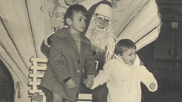 Antonio Muñoz cuando era pequeño con su hermana