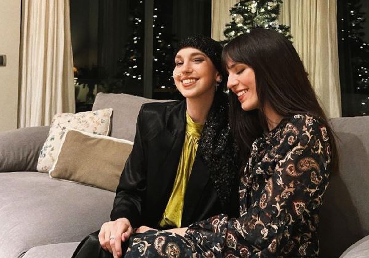Elena Huelva junto a su hermana Emi