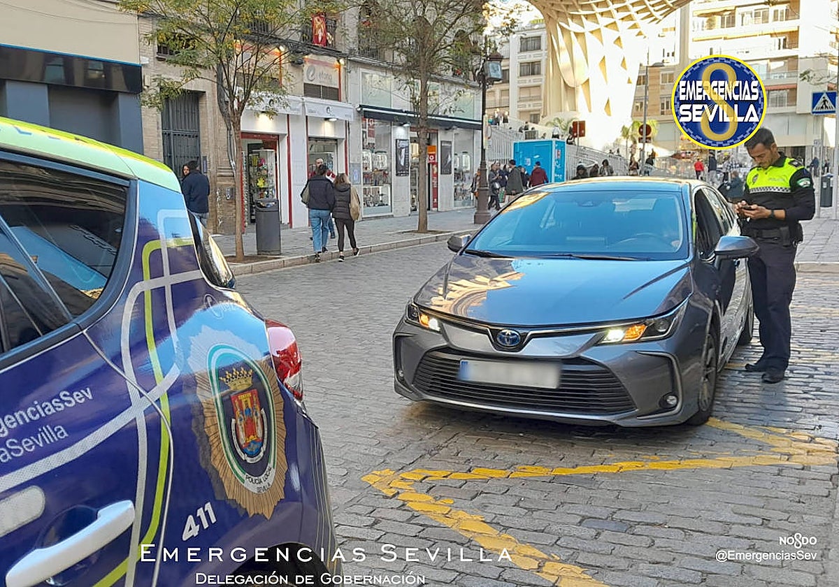 Un agente de la Policía Local en un control en la calle Imagen
