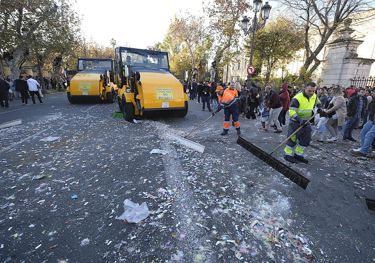Un grupo de operarios de Lipassam limpian los caramelos en la Cabalgata de Reyes Magos de Sevilla de 2023