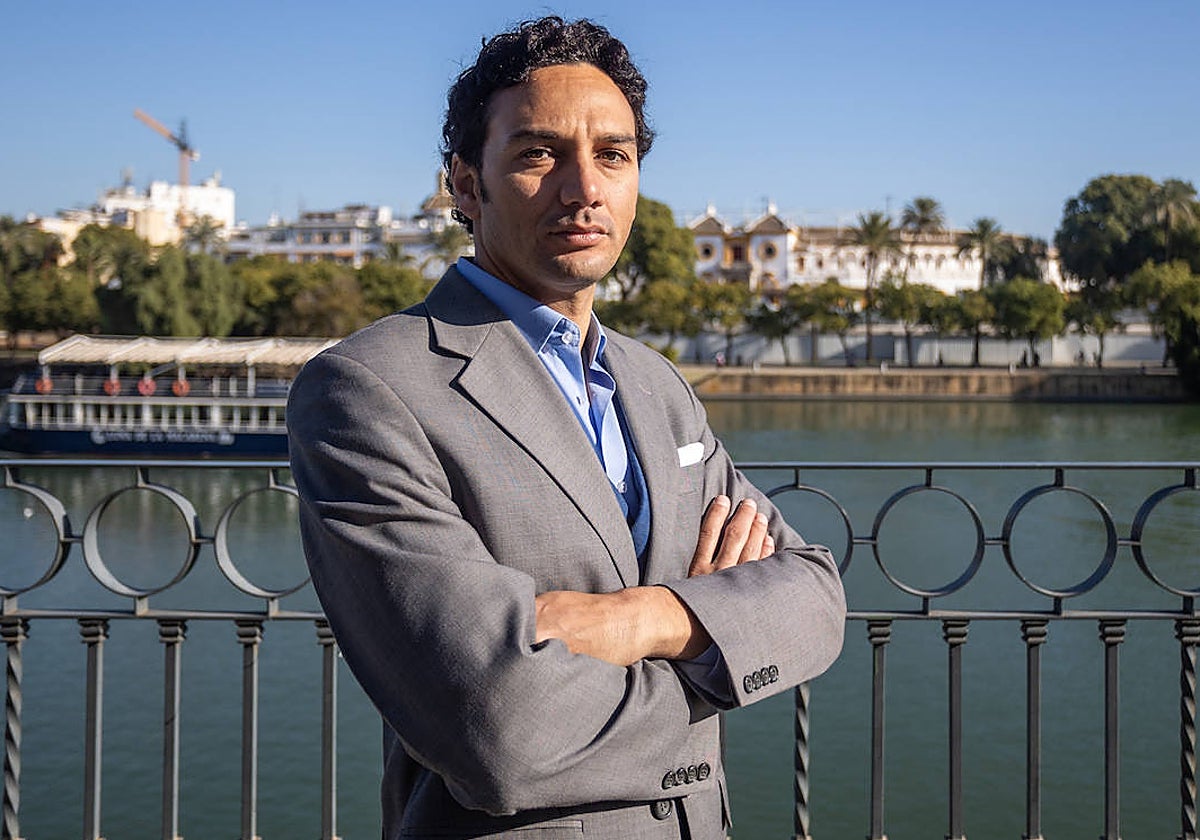 El matador de toros de Camas posa frente a la Puerta del Príncipe, desde la calle Betis