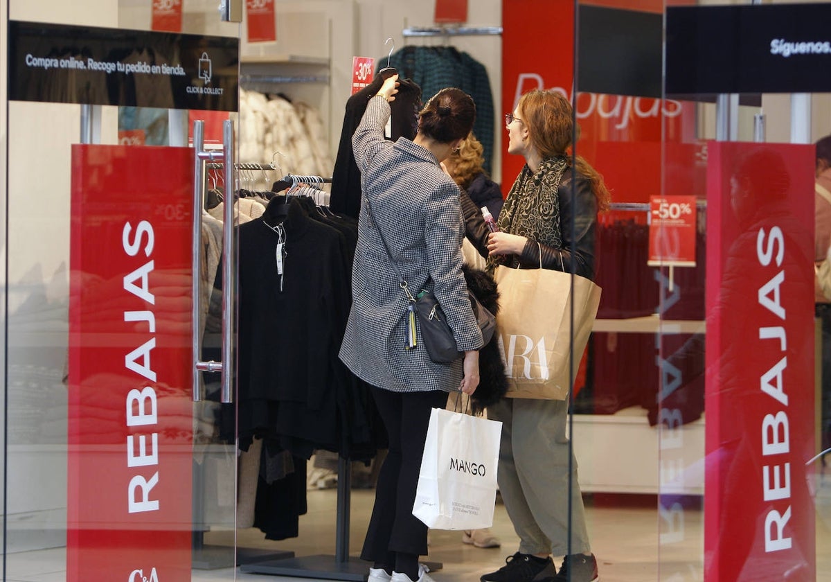 Dos clientas en un comercio de la capital que luce los carteles de rebajas