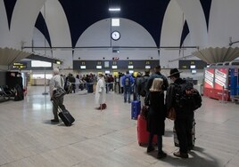 Tres vuelos cancelados y cinco desviados en el aeropuerto de Sevilla por la niebla