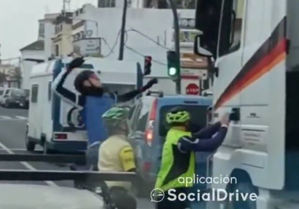 Los cicloturistas atacando el vehículo del camionero