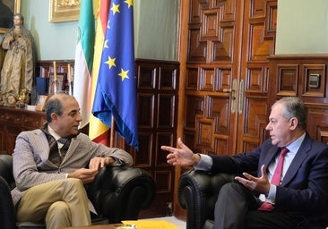 José Luis Sanz presenta al rector su proyecto de 'Louvre sevillano' en la antigua Fábrica de Tabacos