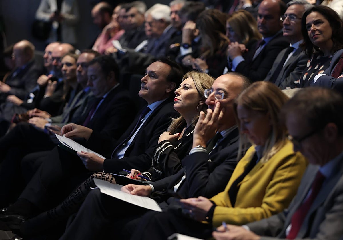 Los consejeros José Carlos Gómez Villamandos y Carolina España, junto al vicepresidente director de Relaciones Institucionales de Airbus España, Jorge Domecq (en el centro), durante la jornada aeroespacial celebrada en el auditorio de CaixaForum de Sevilla