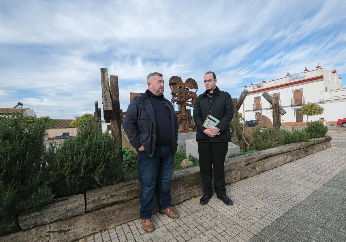 Juan José Fernández e Ignacio del Rey en la Plaza de Los Mineros, en Aznalcóllar