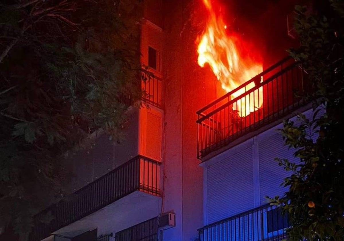 Imagen de archivo del incendio de una vivienda en Sevilla