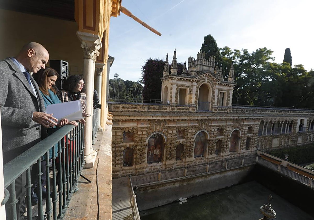 El alcalde aprovechó la visita para hacer balance de las obras de restauración llevadas a cabo en el Real Alcázar