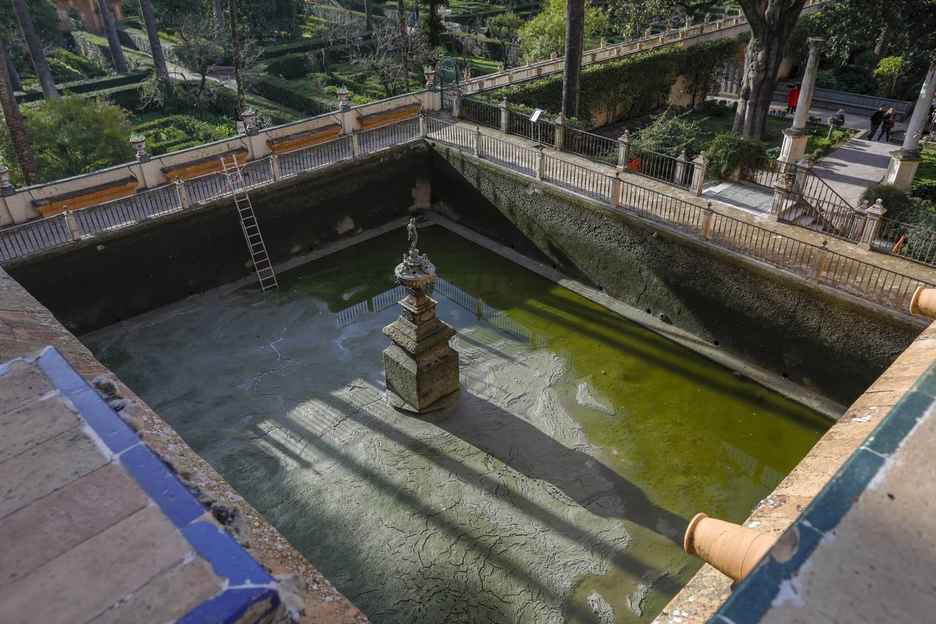 El alcalde aprovechó la visita para hacer balance de las obras de restauración llevadas a cabo en el Real Alcázar