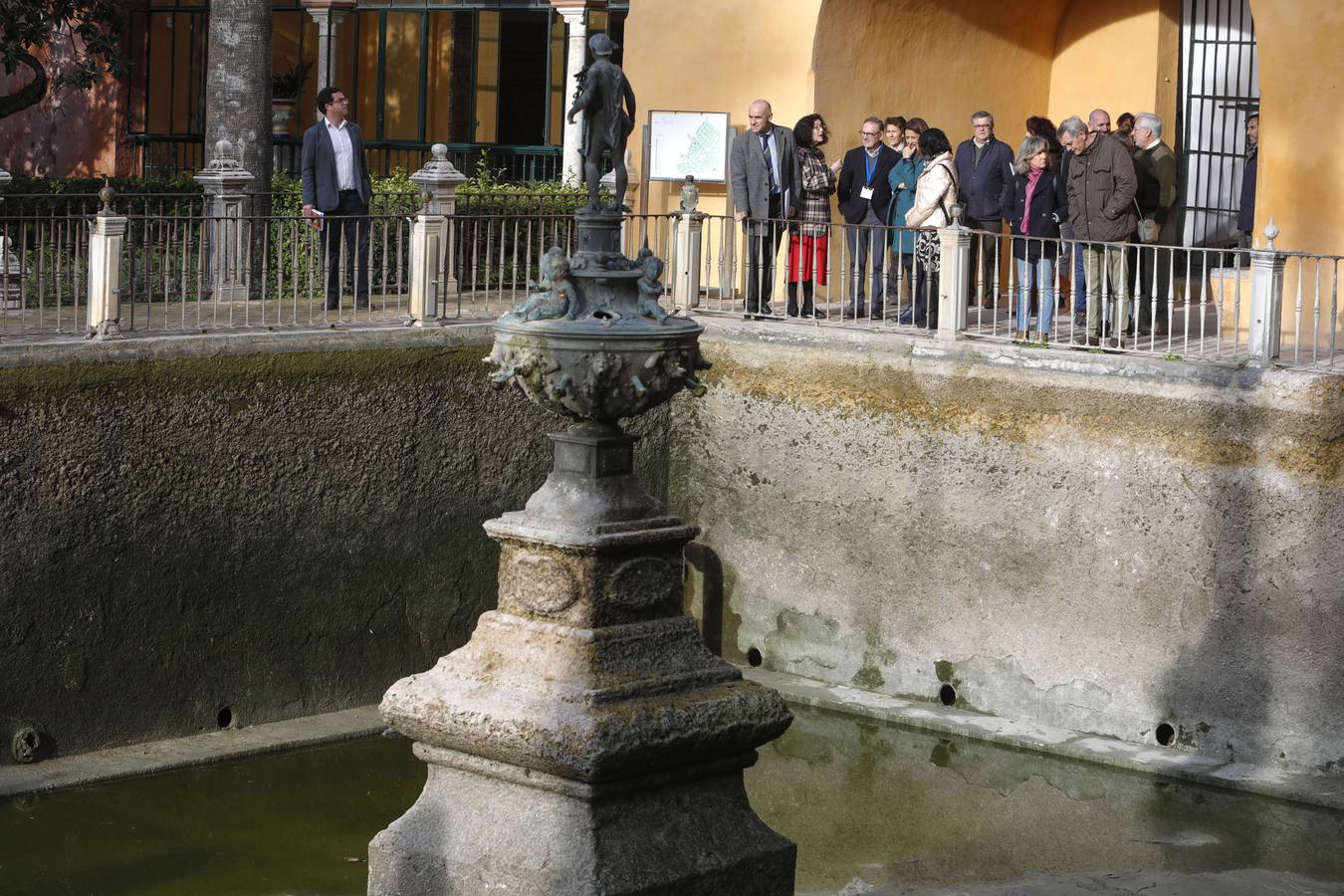 El alcalde aprovechó la visita para hacer balance de las obras de restauración llevadas a cabo en el Real Alcázar
