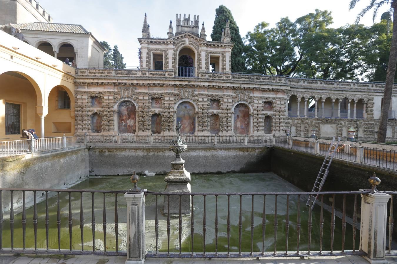 El alcalde aprovechó la visita para hacer balance de las obras de restauración llevadas a cabo en el Real Alcázar