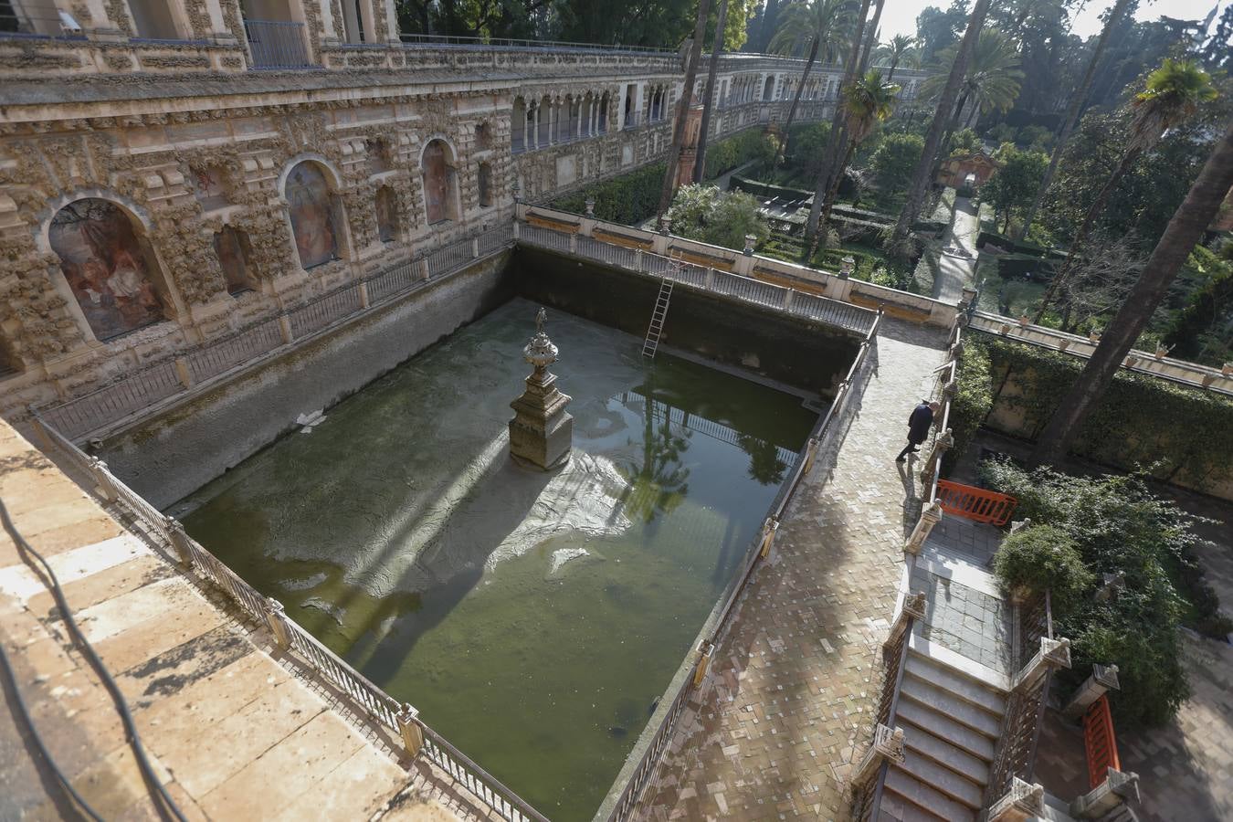 El alcalde aprovechó la visita para hacer balance de las obras de restauración llevadas a cabo en el Real Alcázar