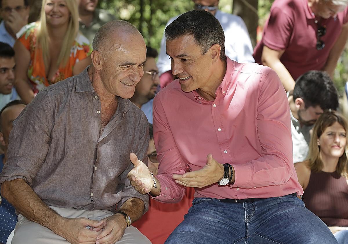 El presidente del Gobierno y secretario general del PSOE, Pedro Sánchez, junto al alcalde de Sevilla, Antonio Muñoz, en una foto de archivo