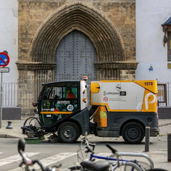 Despedido un trabajador de Lipasam por conducir ebrio un vehículo y dañar dos coches en el barrio sevillano del Porvenir