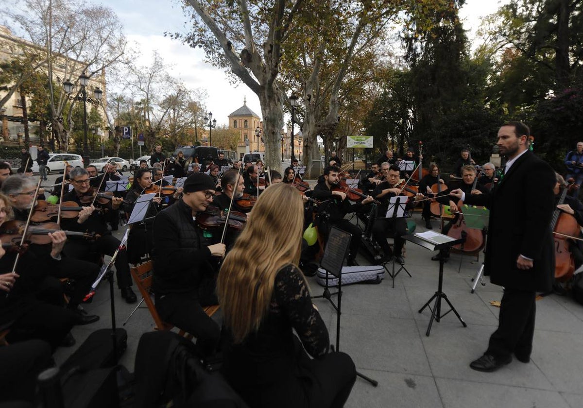 El concierto de protesta de la ROSS en la Puerta de Jerez de Sevilla