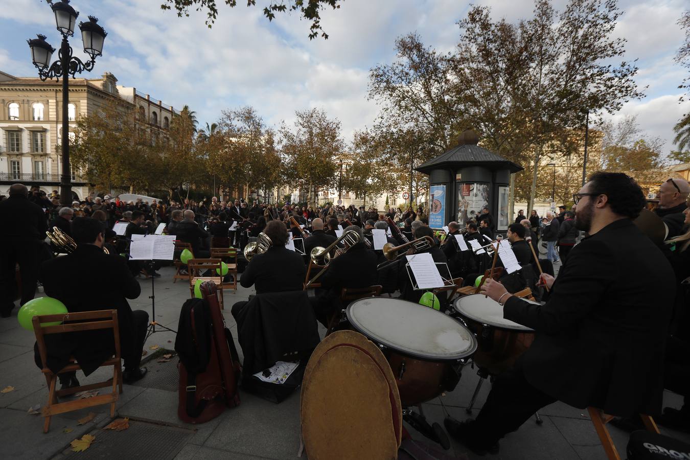 Los músicos de la ROSS se movilizan en la Puerta de Jerez de Sevilla para reivindicar sus derechos