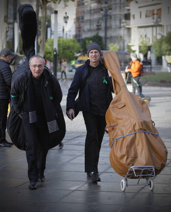 Los músicos de la ROSS se movilizan en la Puerta de Jerez de Sevilla para reivindicar sus derechos