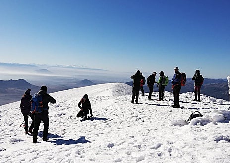 Imagen secundaria 1 - Desde la cumbre nevada de La Sagra las vistas son impresionantes