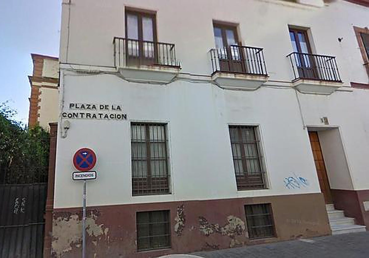 La plaza de la Contratación esquina con la calle Migue Mañara