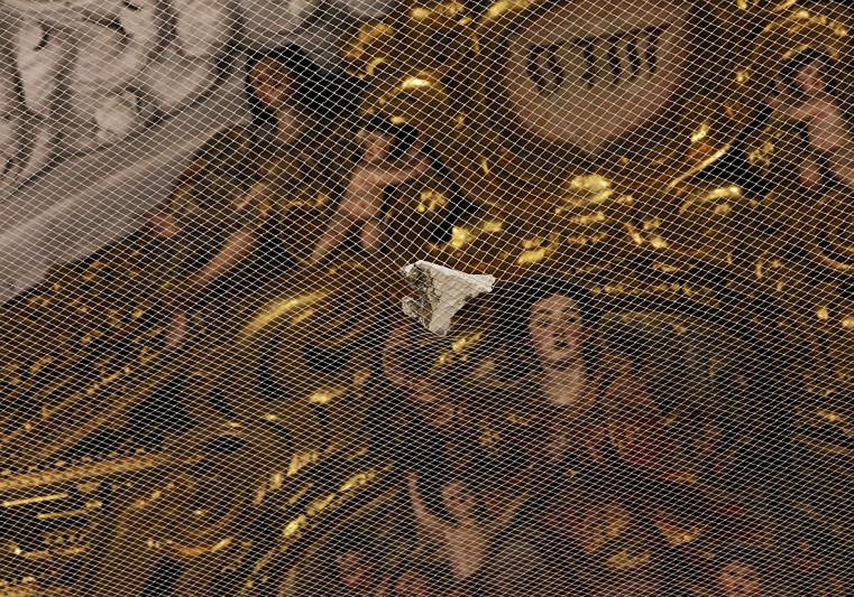 Un cascote delante del altar mayor del Hospital de la Caridad