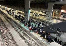 En imágenes, la estación de Santa Justa de Sevilla durante la avería que paraliza el AVE