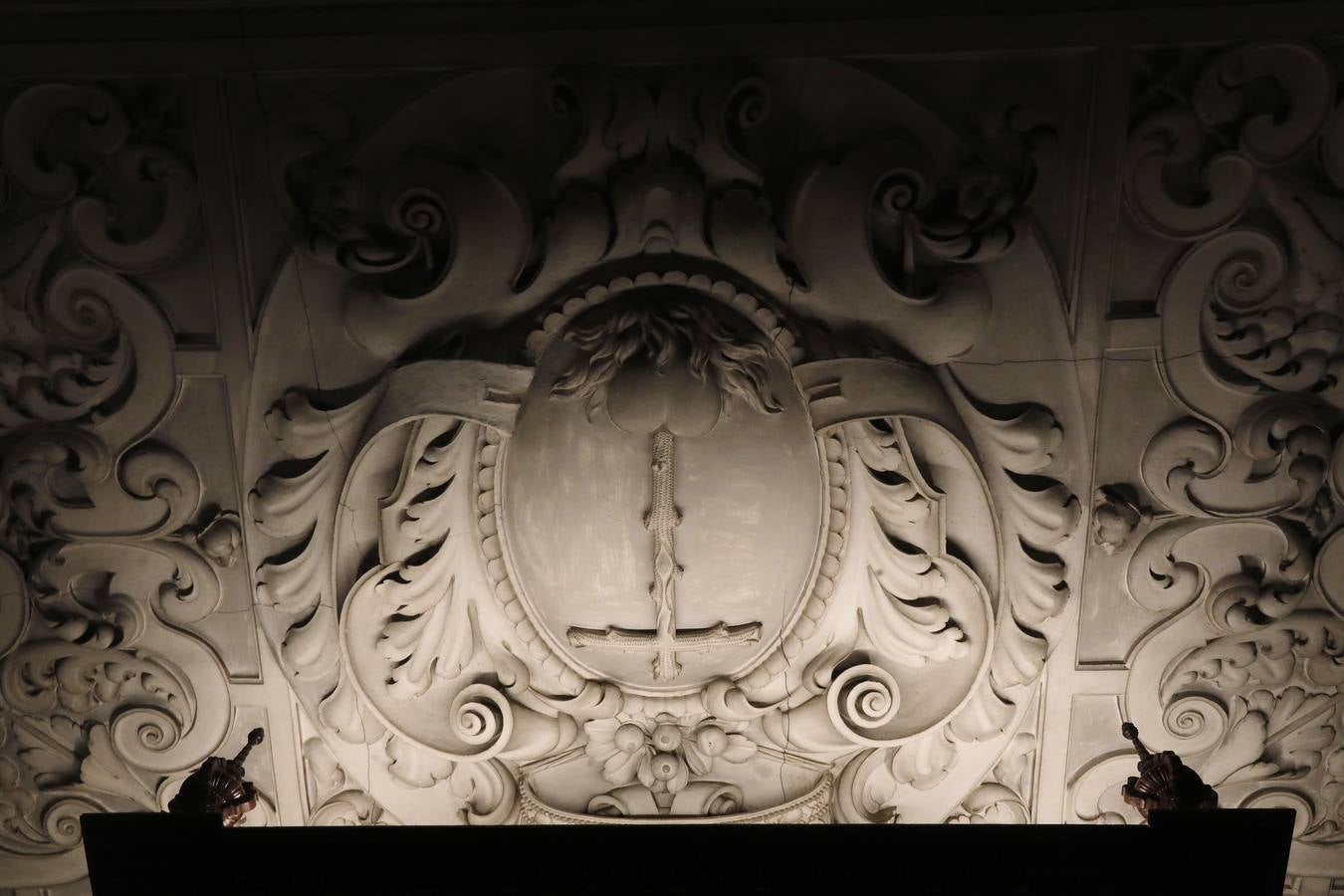 Importantes grietas y humedades en la Iglesia de San Jorge del Hospital de la Caridad.