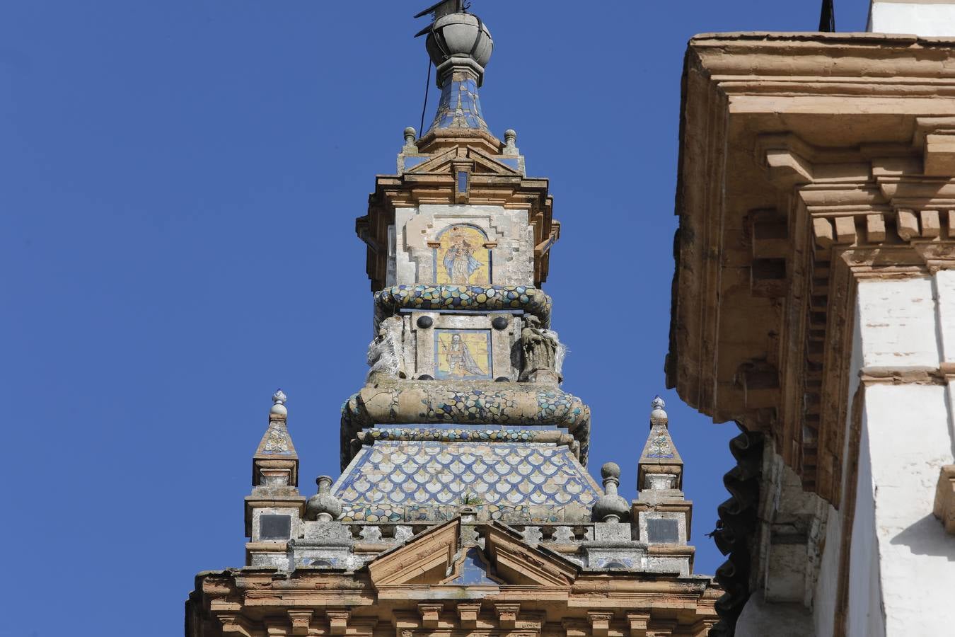 Importantes grietas y humedades en la Iglesia de San Jorge del Hospital de la Caridad.