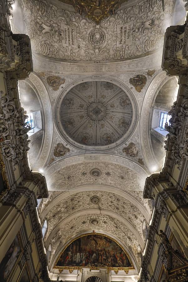 Importantes grietas y humedades en la Iglesia de San Jorge del Hospital de la Caridad.