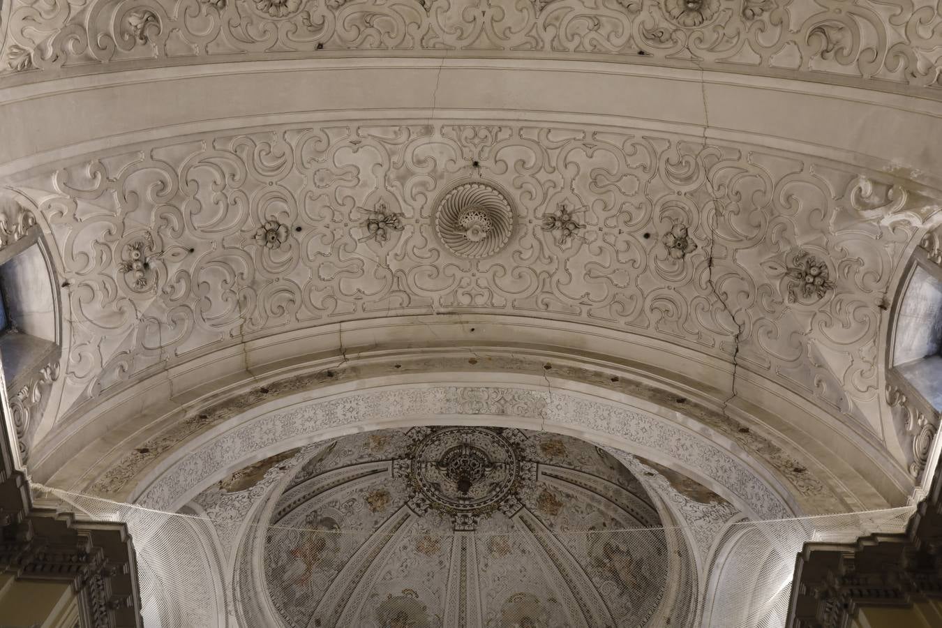 Importantes grietas y humedades en la Iglesia de San Jorge del Hospital de la Caridad.