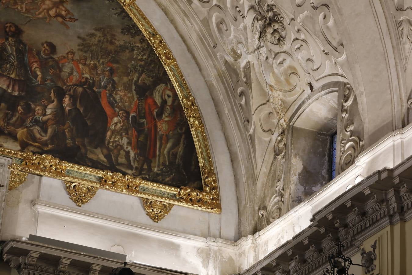 Importantes grietas y humedades en la Iglesia de San Jorge del Hospital de la Caridad.