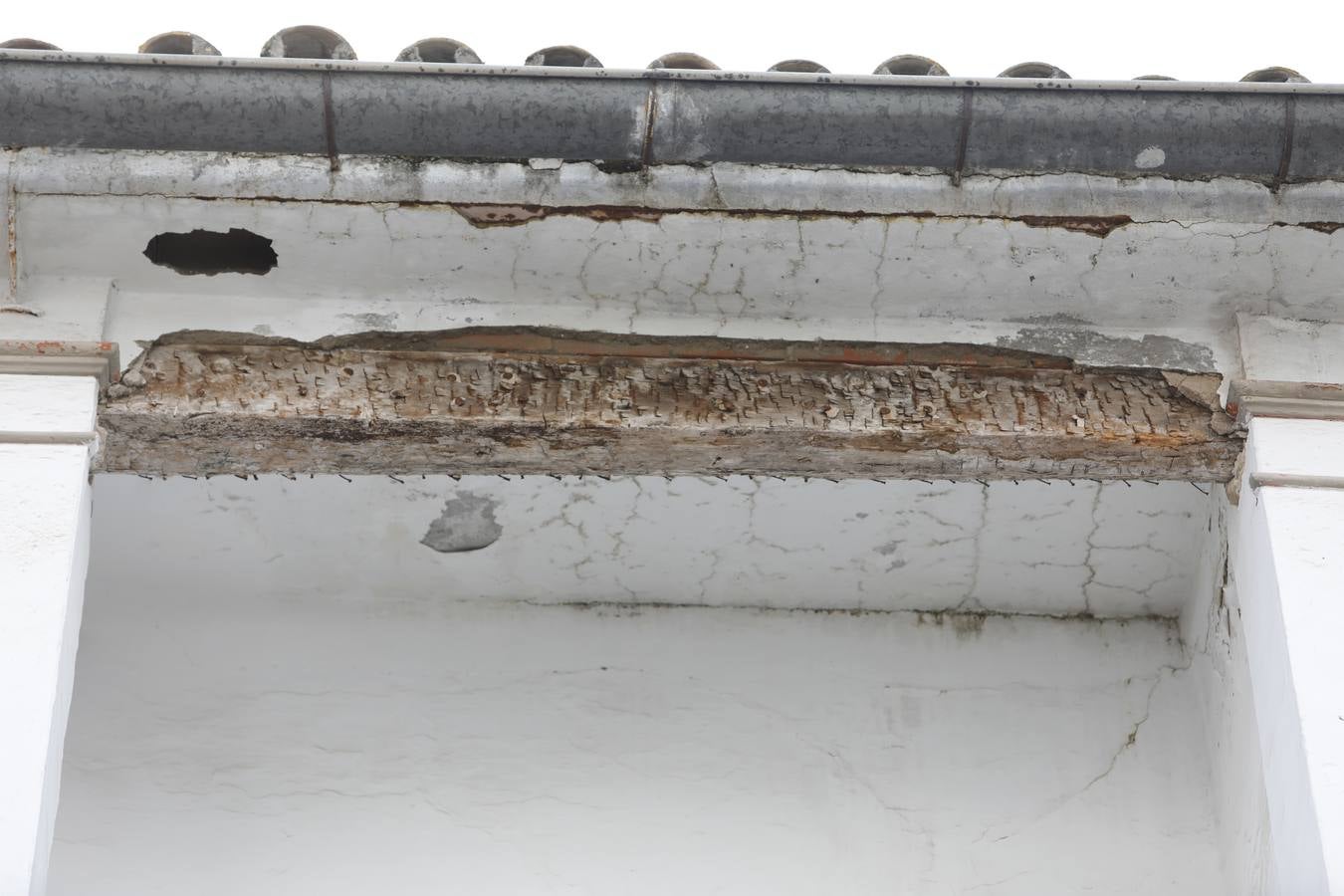 Importantes grietas y humedades en la Iglesia de San Jorge del Hospital de la Caridad.