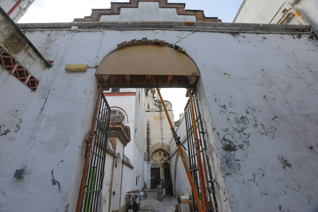 Importantes grietas y humedades en la Iglesia de San Jorge del Hospital de la Caridad.