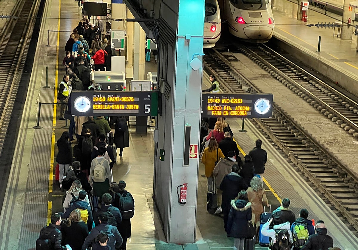 Colas en la estación de Santa Justa en la tarde de ayer cuando los retrasos en las salidas superaban la hora