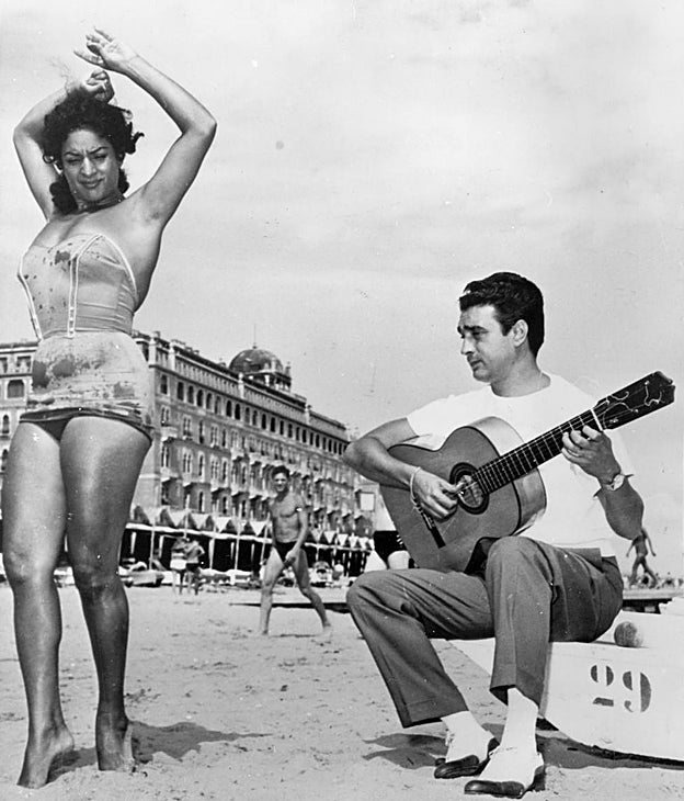 Lola Flores con su marido el Pescaílla en una playa de Venecia