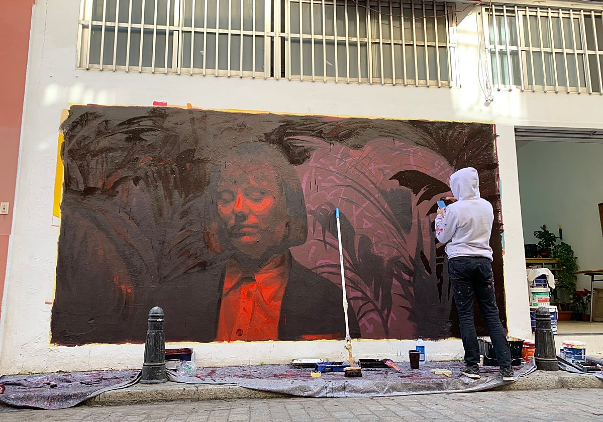 El mural de 'Theic', de Colectivo Licuado, en plena fase de creación este sábado en Sol 90