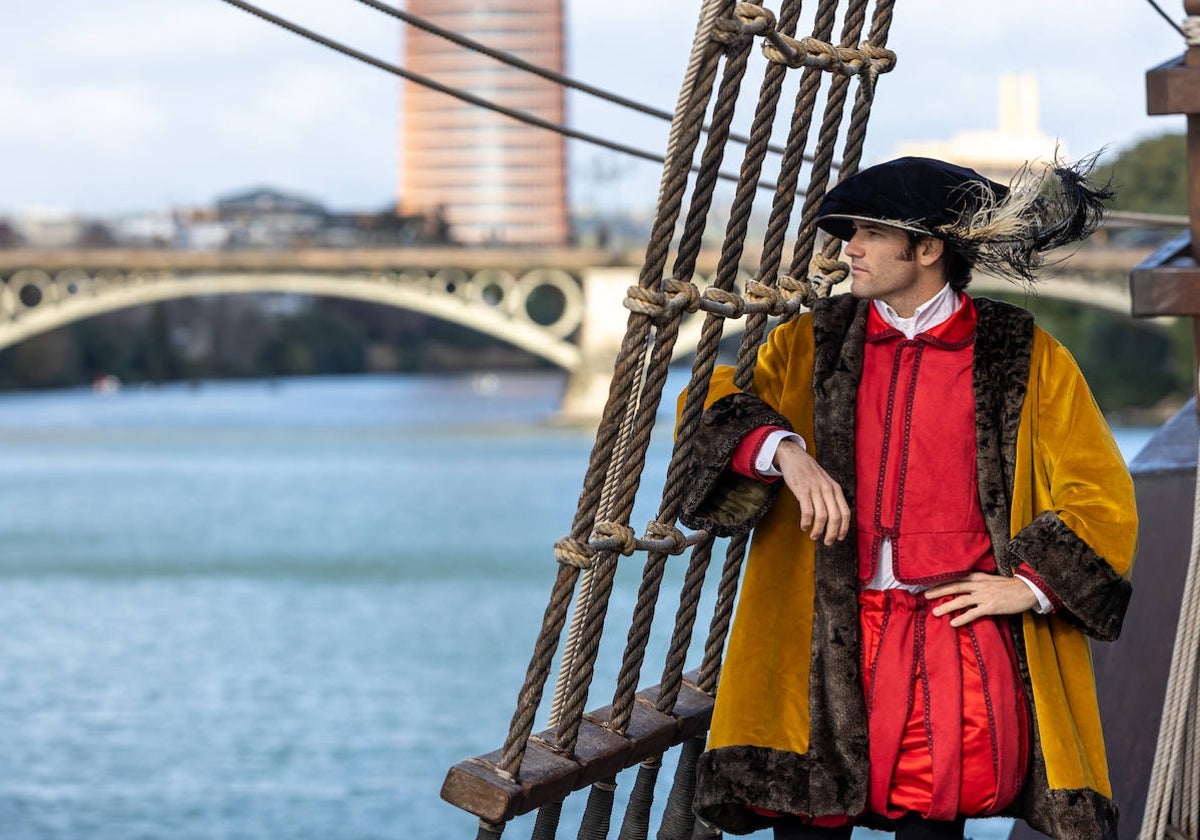 José Garrido, a bordo de la Nao Victoria junto al Paseo Marqués de Contadero de Sevilla