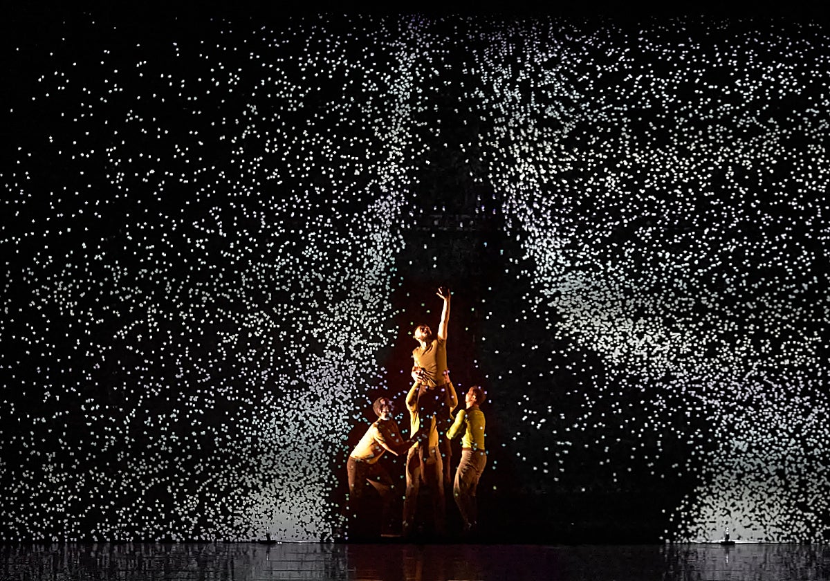 'Pixel' un espectáculo con fascinantes imágenes digitales y danza urbana en el teatro de la Maestranza