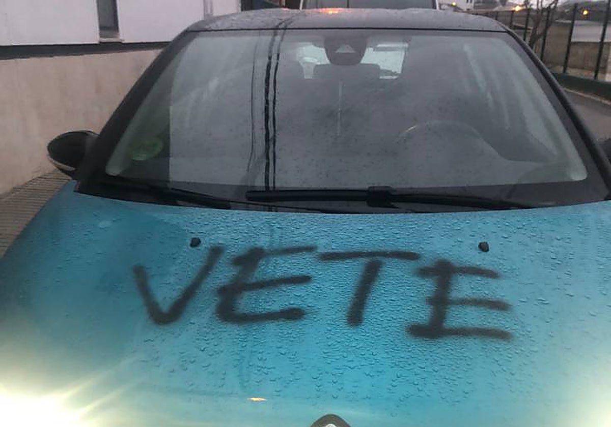 Pintadas en el coche de la médica de Badolatosa